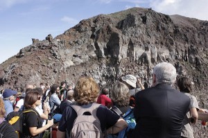 Un momento della visita al cono del Vesuvio FP (1)